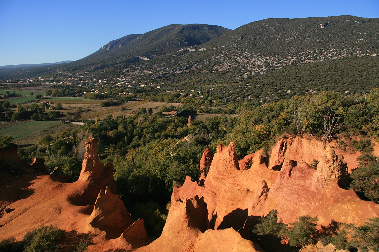 Ancienne carrière d’ocre, reliefs orangés et sentiers