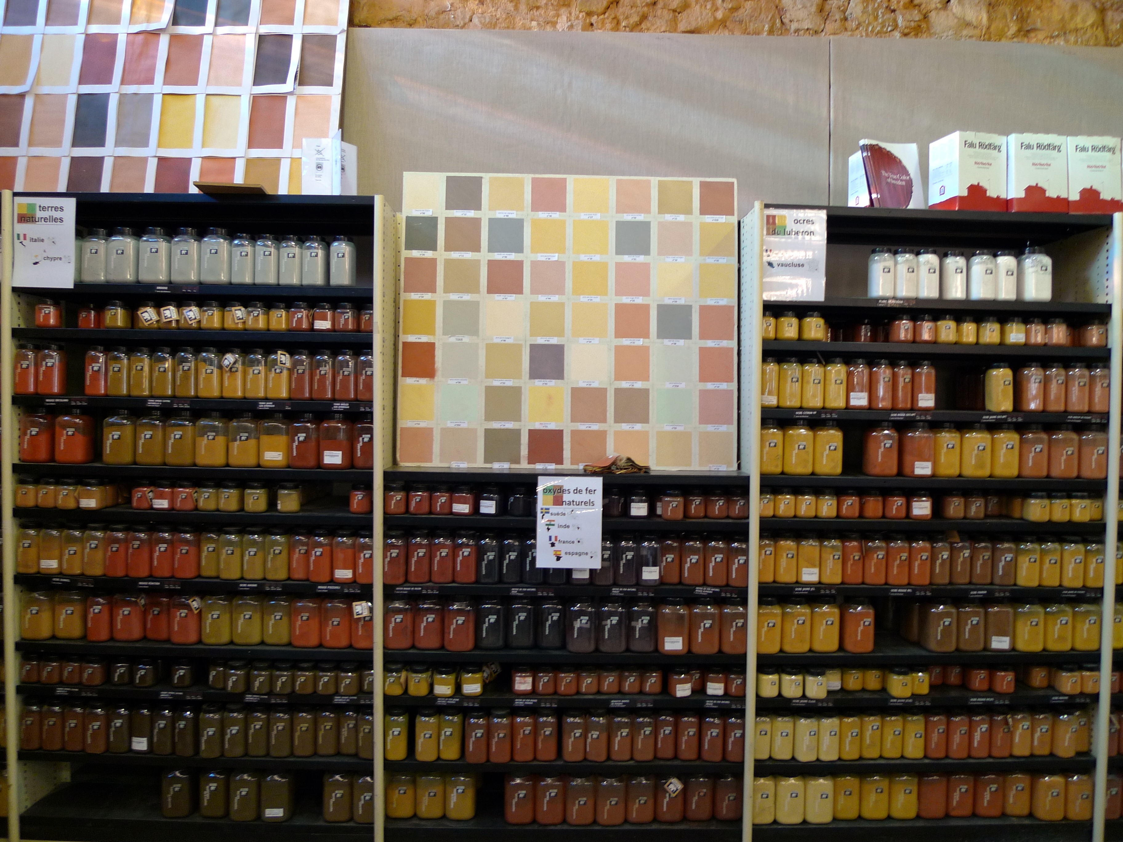 Pots de terres colorantes et nuancier d’atelier