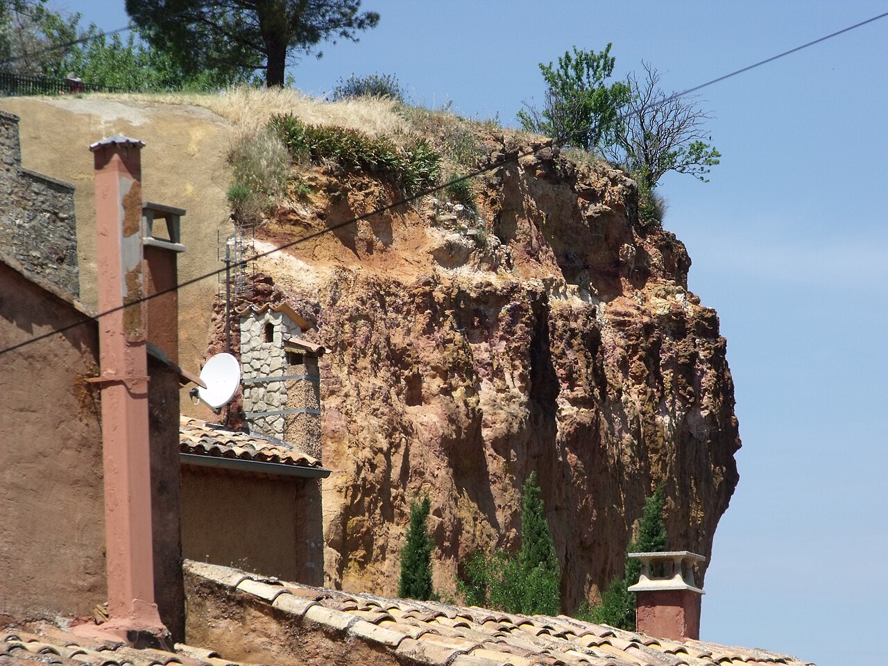 Village perché au-dessus d’une falaise d’ocre