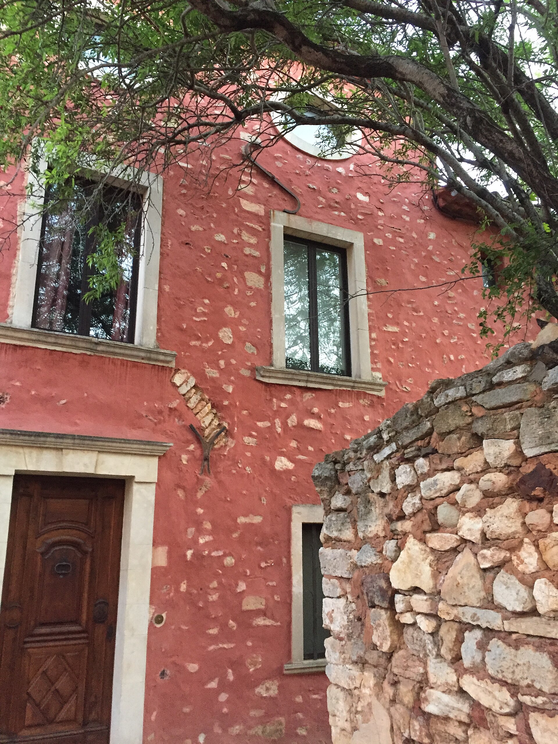 Façade ocre rouge à Roussillon, pierre et enduit