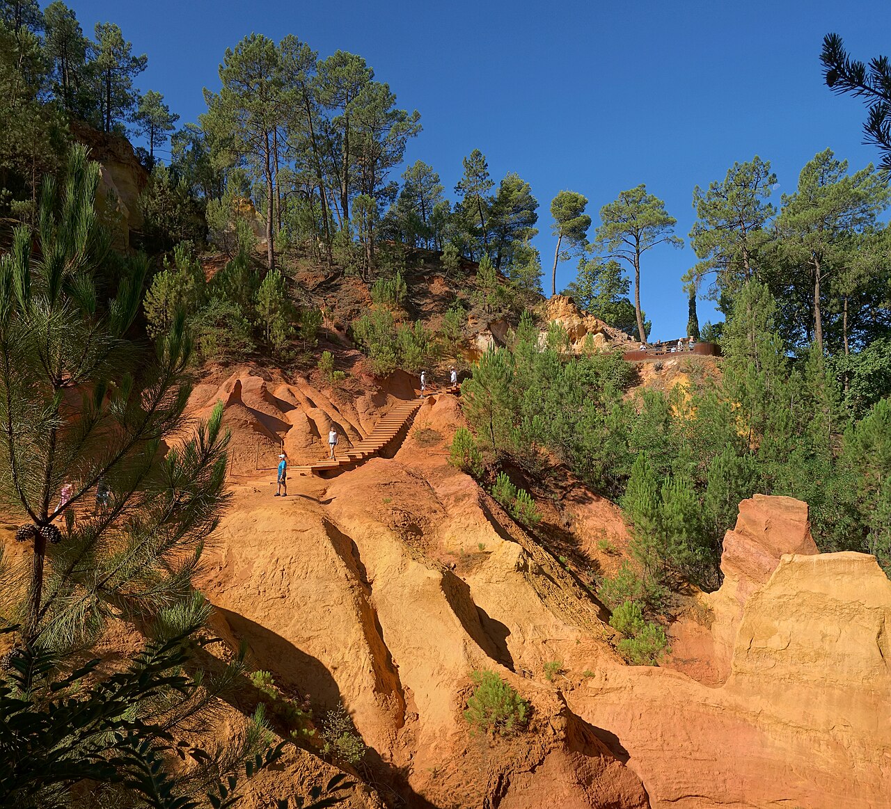 Sentier encaissé dans des parois d’ocre