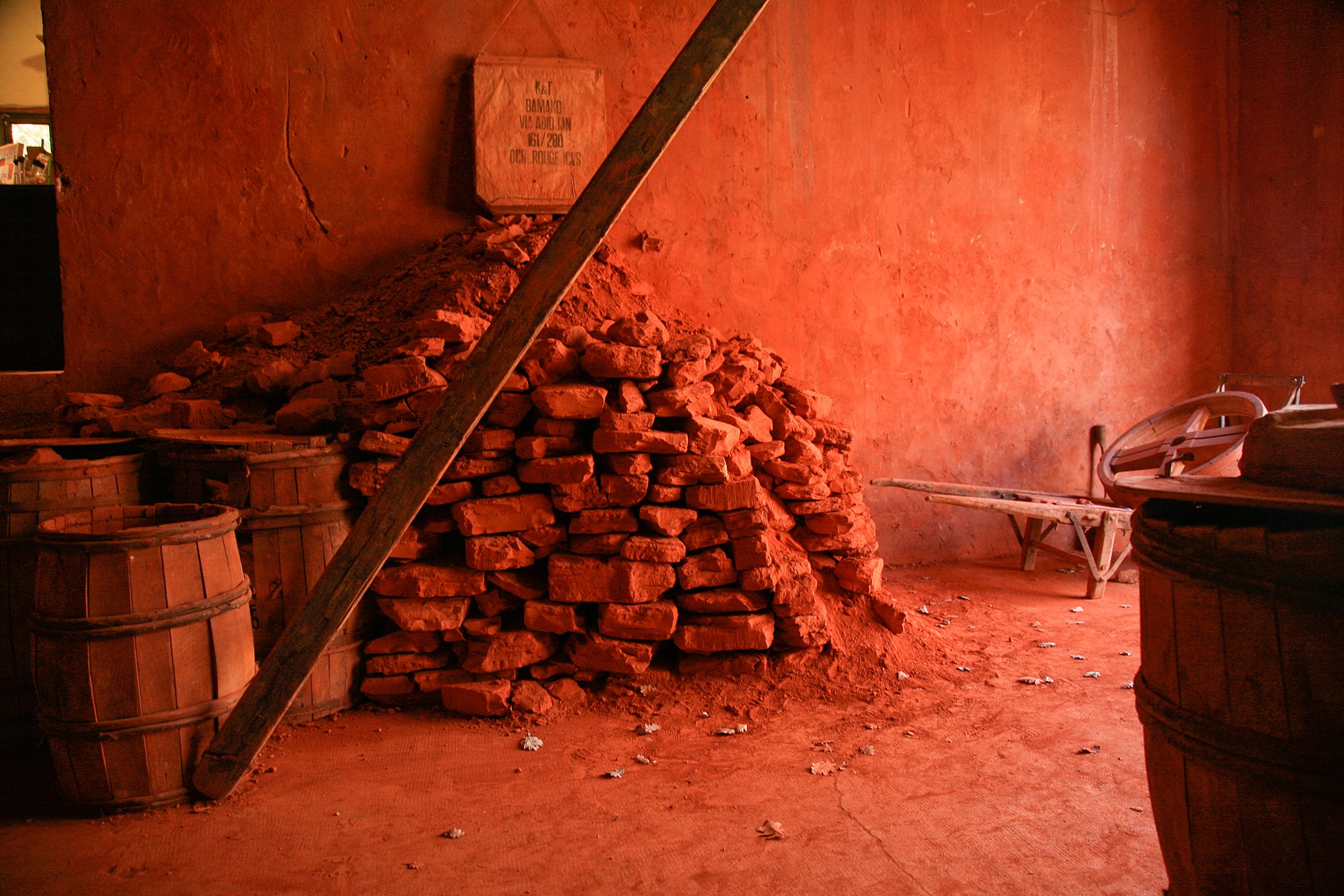 Salle rouge d’ocre, briques et barriques de pigment