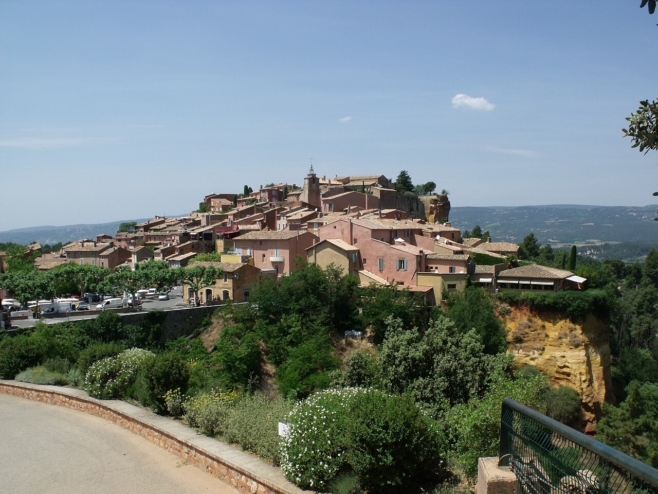 Maisons aux façades teintées d’ocre dans un village de pierre